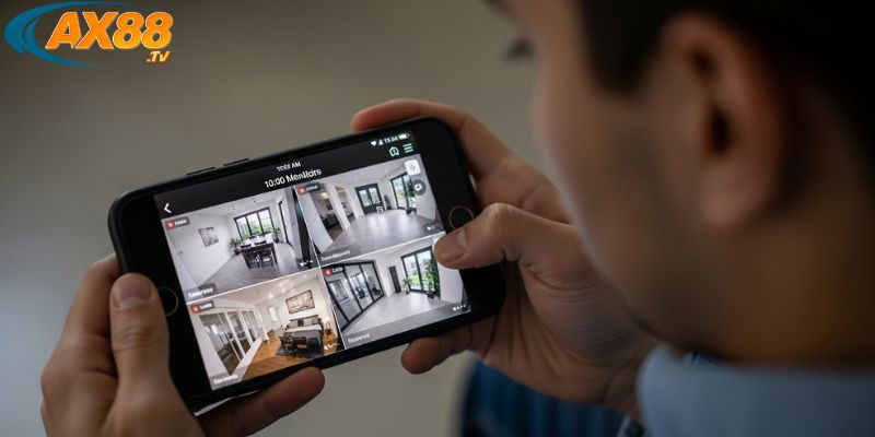 Kinh nghiệm dùng camera an ninh hiệu quả và an toàn cho gia đình, doanh nghiệp 4 Người dùng theo dõi camera an ninh qua ứng dụng di động